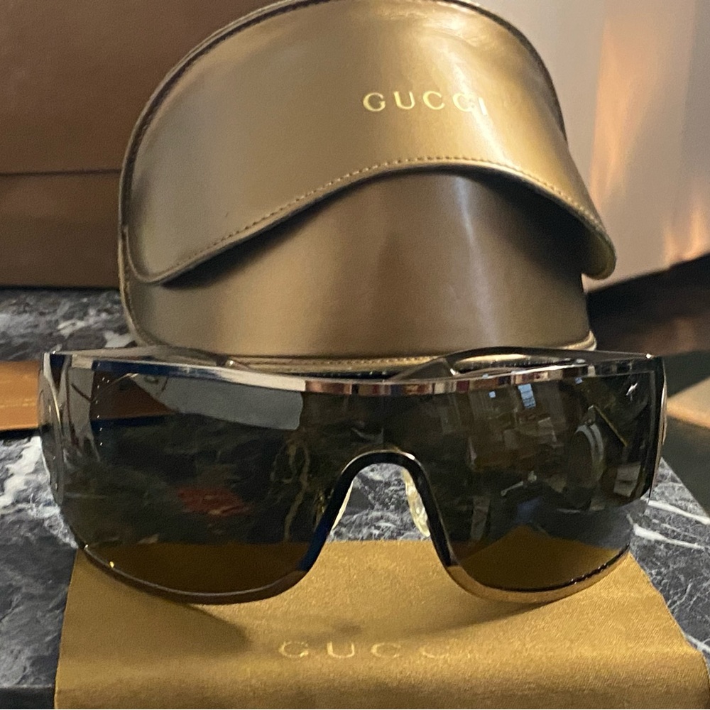 Gucci Women's Brown and Gold Sunglasses vantage design